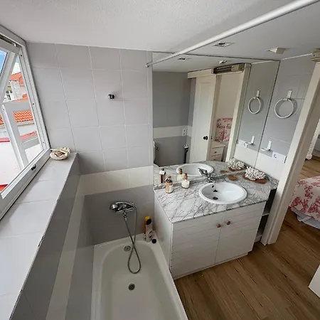 Con Terraza Y Vistas Al Mar En La アパート