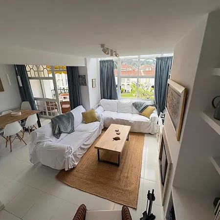 Con Terraza Y Vistas Al Mar En La アパート *
